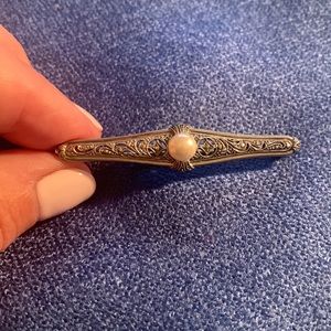 Vintage 935 Sterling silver vintage marcasite brooch with pearl
